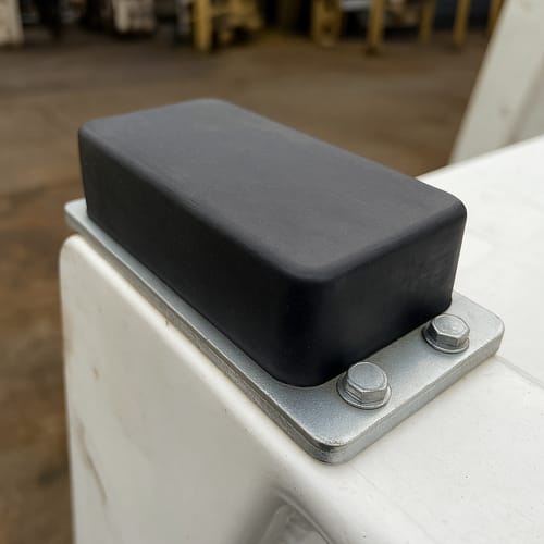 Customer photo review of Rubber Tipper Pad SN161 – 152x88x28mm, Noise Reduction & Wear Protection, Steel Base, Durable Rubber Element, Prevents Damage to Tipping Bodies