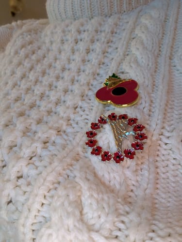 Melanie review of Vulcan Poppy Pin Leaf 3cm image 1 out of 1