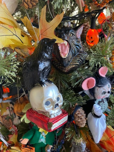 Customer photo review of Raven on Skull and Book Glass Ornament, Horror Edgar Allan Poe Decoration