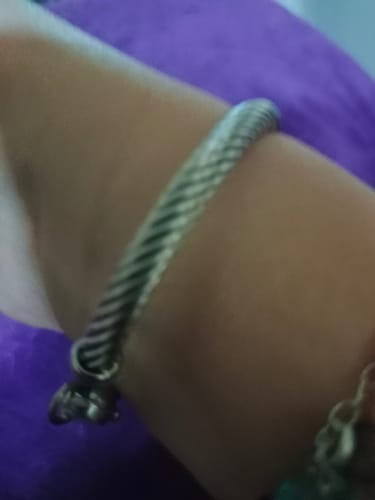 Reseña con foto de un cliente sobre Brazalete Medalla de San Benito Silver