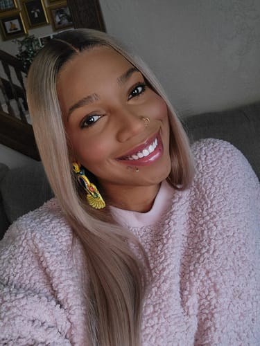Customer photo review of CurlyMe 613 Blonde Human Hair Wig Body Wave Lace Front Wigs Pre Plucked