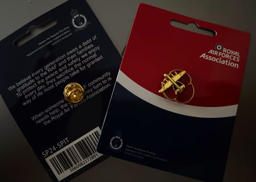 Della review of Spitfire 2cm Poppy Pin Badge image 1 out of 1