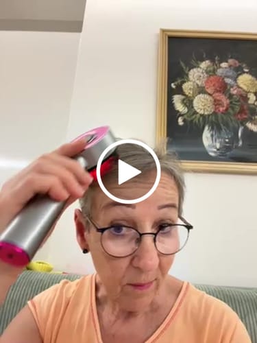 Customer video review of BloomScratch - 3 in 1 Haarpflegebürste