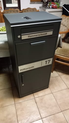 Customer photo review of Paketbox PB1 mit Briefkasten | anthrazit - RAL7016 | personalisiert mit Edelstahl-Schild