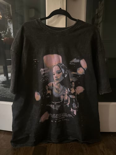 Keara C. review of Ariana Grande Print Round Neck T-shirt image 1 out of 1
