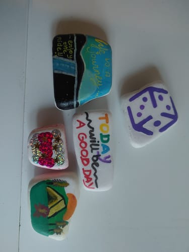 Customer photo review of 12/15 Stuks Santorini Schilderstenen 3-8 cm 1,5 KG Happy Stones + QR Codes voor de App