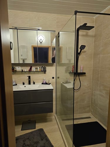 Customer photo review of SONNI Begehbare Dusche Duschabtrennung Duschwand 10mm Schwarz Duschabtrennung Duschkabine Nano ESG 80-140cm