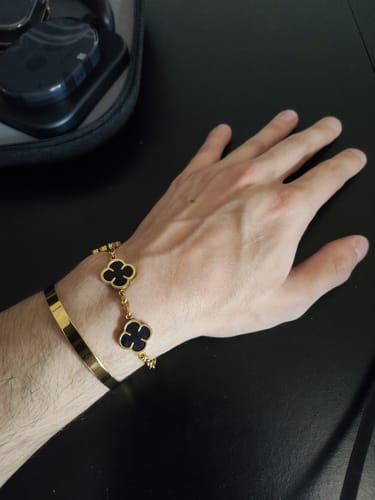 Reseña con foto de un cliente sobre Pulsera Black Clover Oro