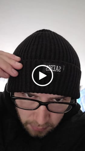 Customer video review of SAEBIS® Herren Winter-Paket bestehend aus Bomberjacke mit zwei Patches | Ribbed Beanie | Socken weiß