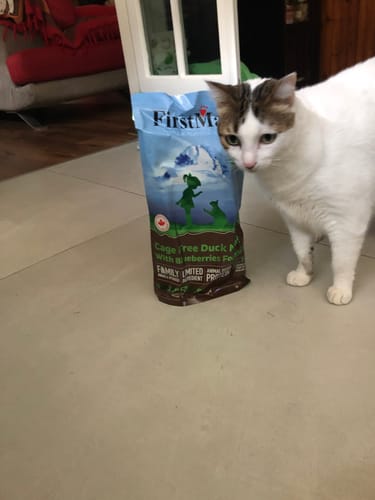 Customer photo review of Crocchette gatto formula Anatra e Mirtilli