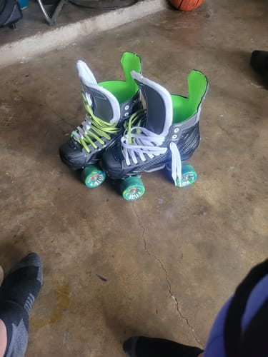 Customer photo review of Bauer XLS Quad Roller Skates with Airwaves Wheels