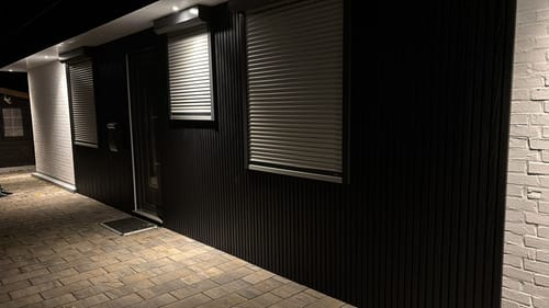 Customer photo review of Fassadenverkleidung Abschlussleiste Schwarz 290CM | Garten | 3D-Holzmaserung