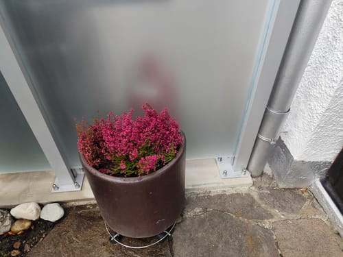Customer photo review of Glaszaun Metall Edelstahl-Pfosten 125–195 cm, RAL 9006 Weißaluminium – Sichtschutz für Terrasse & Garten