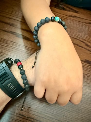 Reseña con foto de un cliente sobre Pulseras de Distancia Colors.