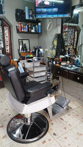 Customer photo review of Sillón Barberia Silla Reclinable Premium Giro 360° Neumática negro