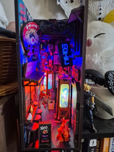 Customer photo review of Neo Ramen MiniAlley – A Cyberpunk DIY Diorama Booknook