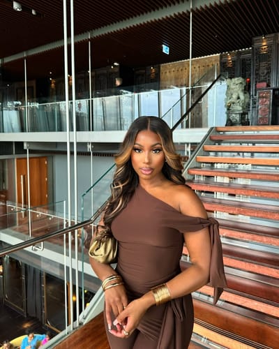 Customer photo review of Blonde Highlighted Glueless Wig Undetectable Knots 5x5 Swiss HD Pre-Cut Lace