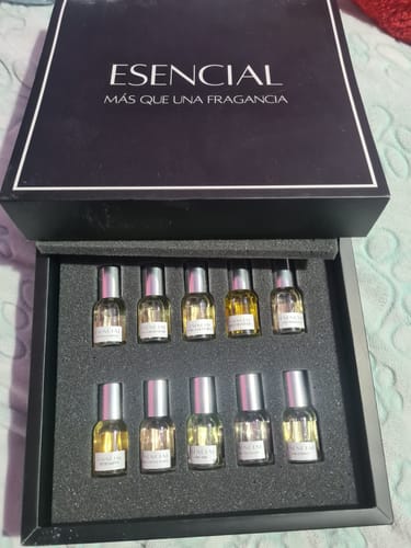 Reseñador muestra el Set de 10 Perfumes en su estuche negro abierto, con los frascos organizados en su interior.