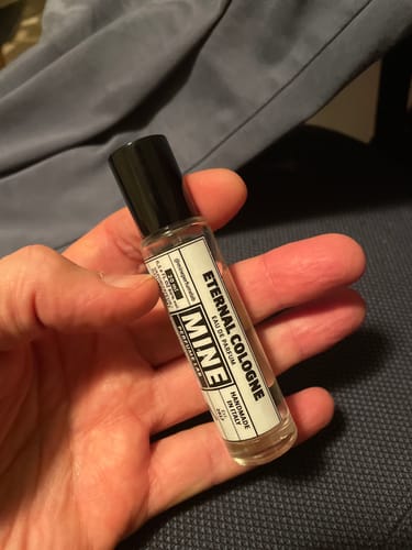 Recensore tiene in mano il piccolo flacone di vetro dell'ETERNAL COLOGNE.