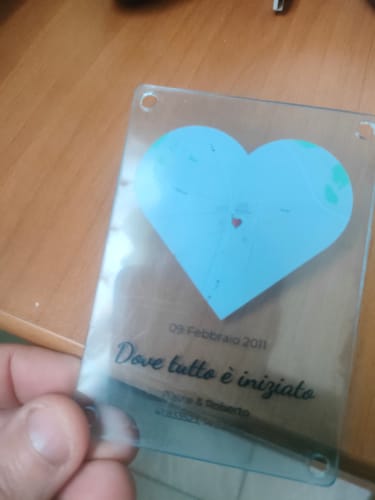 Rezensent hält den personalisierten Acrylmagneten, der noch mit der Schutzfolie bedeckt ist.