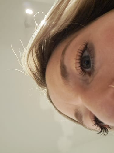 Nahaufnahme des Auges einer Kundin, die die Natural Edition Nr. 3 Wimpern trägt.