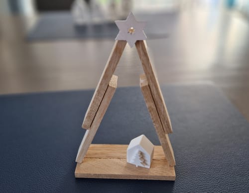 Ein vom Kunden aus Easy-Sticks gebasteltes kleines Weihnachtsbäumchen mit einem Stern.