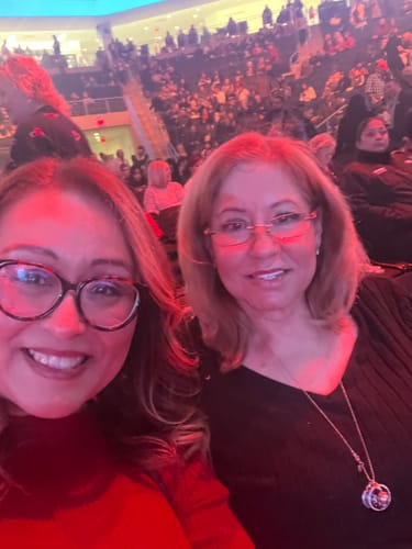 A smiling reviewer showing her skin's appearance after using Glov Anti-Aging Serum.