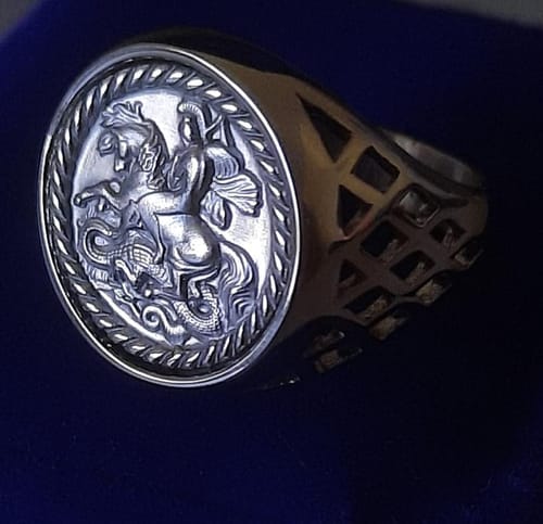 Reseña con foto de un cliente sobre Anillo St. George Silver Victorian Edition