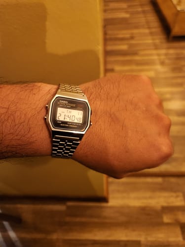 Primer plano del reloj Casio Vintage plateado en la muñeca de un cliente.