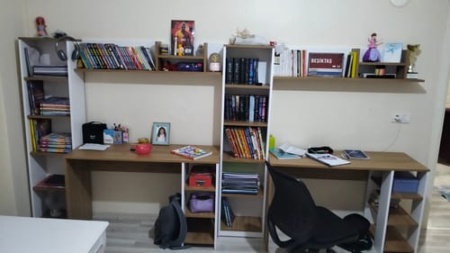 Müşterinin yan yana kurduğu, ceviz ve beyaz renkli iki adet Rani HA125 kitaplıklı çalışma masası.