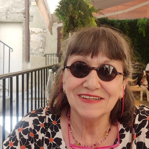 Una cliente sorridente in una foto per la sua recensione del profumo PATCHOULI.