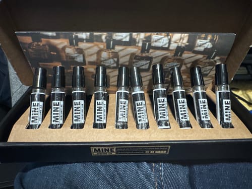 Recensore mostra il Set campioni orientali e legnose nella sua scatola aperta con le fiale allineate all'interno.