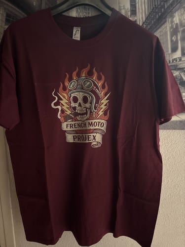 Photo d'un client montrant le t-shirt bordeaux de la collection EREDITA avec un graphisme de tête de mort.