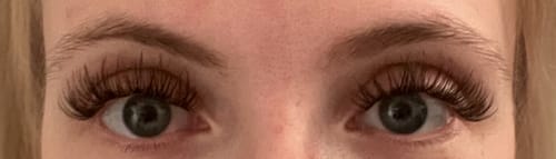 Nahaufnahme der Augen einer Kundin, die die langen und voluminösen STOCKHOLM Wimpern trägt.
