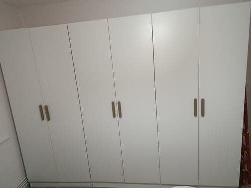 Müşterinin odasına kurduğu geniş, beyaz 7 kapaklı gardırop.