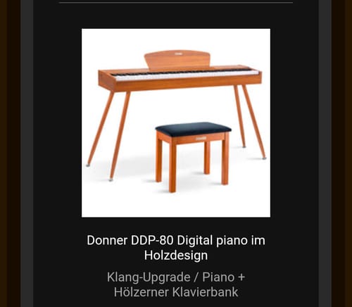 Rezensentenfoto eines eleganten Digitalpianos in Holzoptik mit passender Klavierbank.