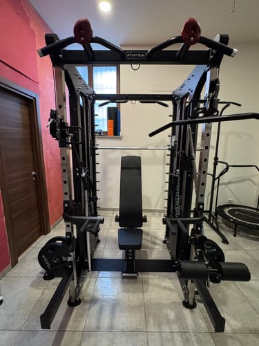 Kundenrezension: Die verstellbare Hantelbank B10 in einem großen, schwarzen Kraftgerät in einem Heim-Fitnessstudio.