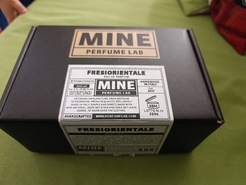 La scatola nera del profumo FRESIORIENTALE del recensore, prima di essere aperta.