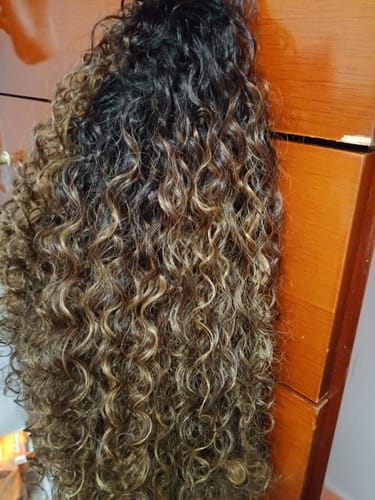 Customer photo review of Peruca Felina Bio Fibra Castanho com Luzes 33/22 Cacheada
