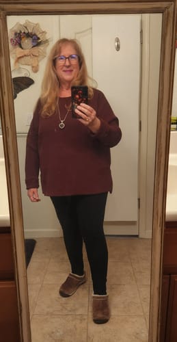 Reviewer in a mirror selfie showing the full-length fit of the black Piper Pocket Leggings.