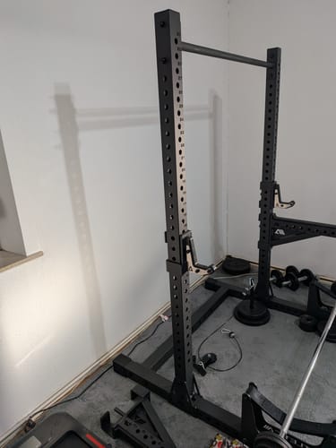 Kundenfoto der aufgebauten, schwarzen R7 Squat Rack Uprights in einer Raumecke.