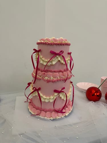 Customer photo review of 2 Tier Vintage Cake