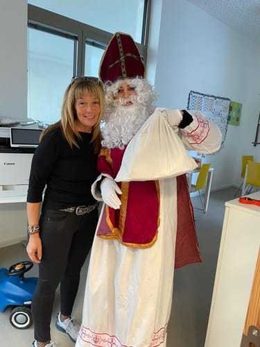 Kundin mit langen Manga Muse Wimpern, die neben einer anderen Person steht.