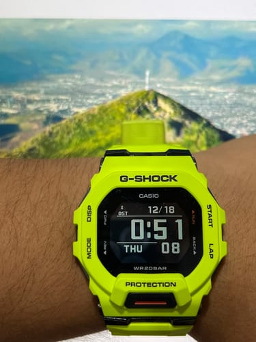 Cliente mostrando en su muñeca el reloj Casio G-Shock G-SQUAD de color amarillo.