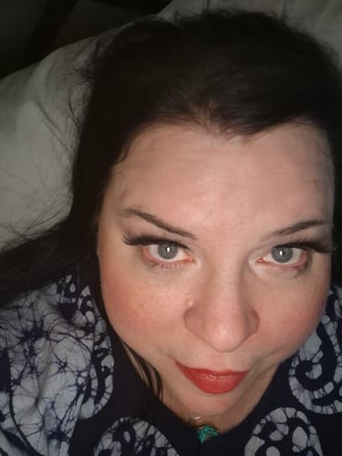 Close-up of a reviewer's dark hair after using the Instant Dye Shampoo, showing complete grey coverage.