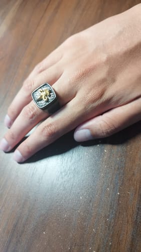 Reseña con foto de un cliente sobre Anillo Solid Trench Black & Gold Edition Carburo de Tungsteno