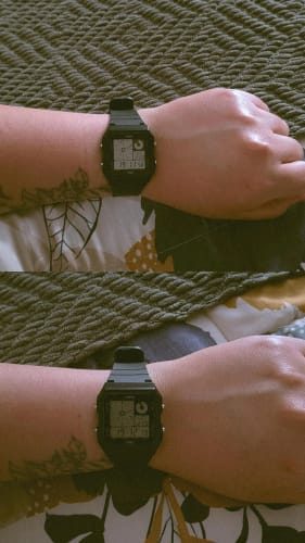 Cliente mostrando su reloj digital Casio Vintage LF-20W negro en la muñeca.