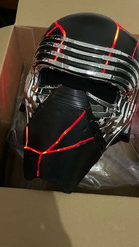 Customer photo review of Kylo Ren Reforged – Capacete Cinematográfico (Seven Star)