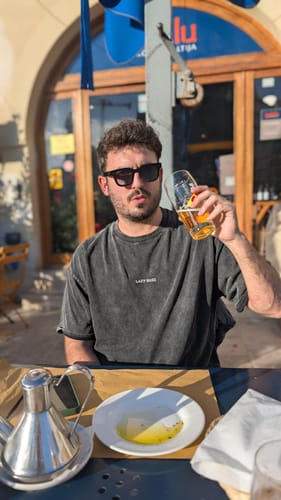 Recensore di VESEVO condivide una foto di un giovane uomo seduto a un tavolo all'aperto.