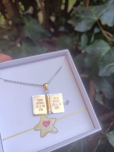 Customer photo review of Collana Libro con frase ✦ Sei la Cosa più bella che indosso